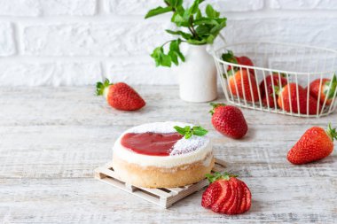 Çilekli Porsiyonlu Cheesecake