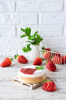 Çilekli Porsiyonlu Cheesecake