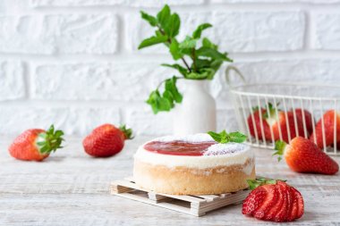 Çilekli Porsiyonlu Cheesecake