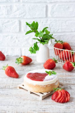 Çilekli Porsiyonlu Cheesecake