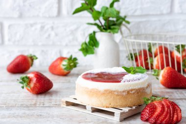 Çilekli Porsiyonlu Cheesecake