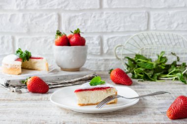 Çilekli Porsiyonlu Cheesecake