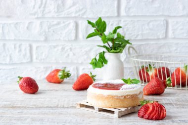 Çilekli Porsiyonlu Cheesecake