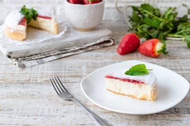 Çilekli Porsiyonlu Cheesecake