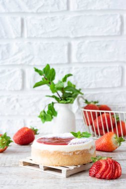 Çilekli Porsiyonlu Cheesecake