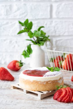 Çilekli Porsiyonlu Cheesecake