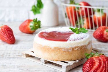 Çilekli Porsiyonlu Cheesecake