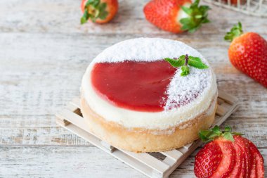 Çilekli Porsiyonlu Cheesecake