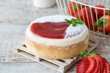 Çilekli Porsiyonlu Cheesecake