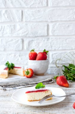 Çilekli Porsiyonlu Cheesecake