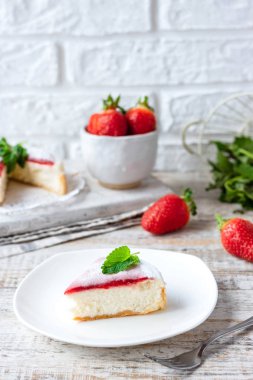 Çilekli Porsiyonlu Cheesecake