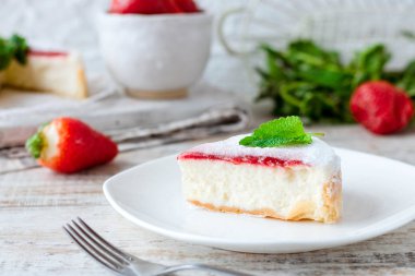 Çilekli Porsiyonlu Cheesecake
