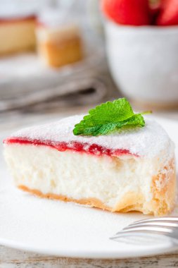 Çilekli Porsiyonlu Cheesecake