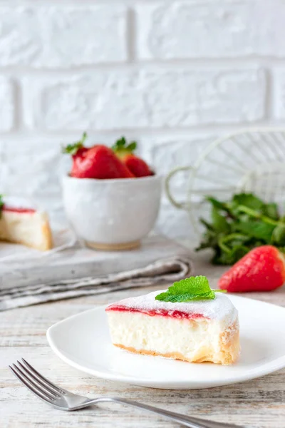 Bolo de queijo de morango Porcionado — Fotografia de Stock