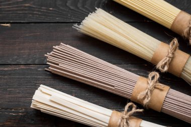 Çeşitli glutensiz erişte