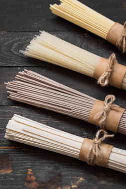 Çeşitli glutensiz erişte.