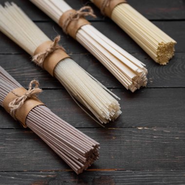 Çeşitli glutensiz erişte.