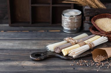 Çeşitli glutensiz erişte.