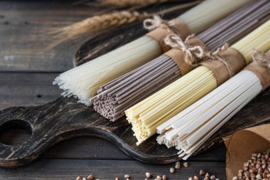 Çeşitli glutensiz erişte.