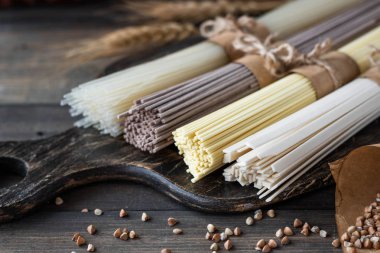 Çeşitli glutensiz erişte.