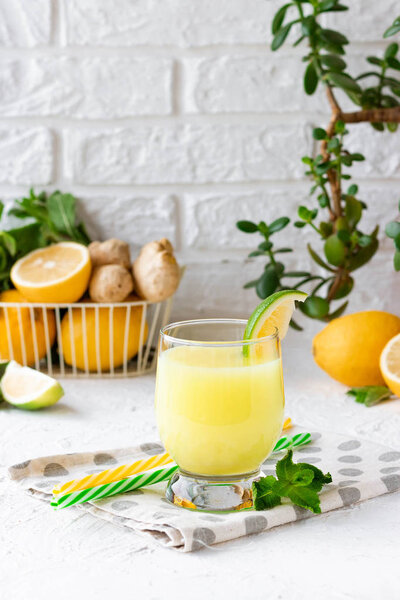 Имбирный мятный лимонад с лаймом
