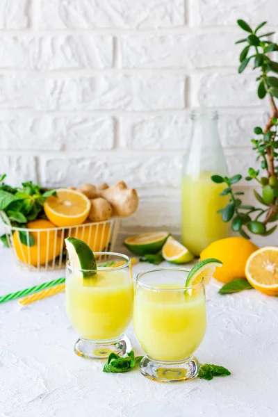 Ginger Mint Lemonade with Lime — Stock Photo, Image