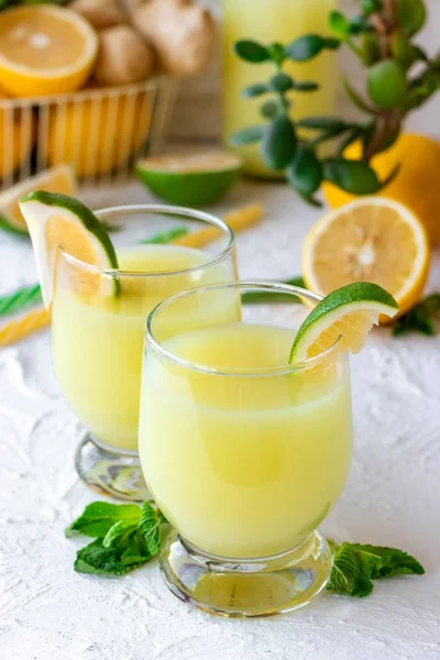 Limonada de hortelã de gengibre com limão — Fotografia de Stock