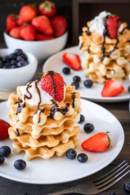 Çilek ve krem şanti ile Waffle