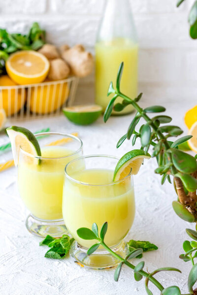 Имбирный мятный лимонад с лаймом
