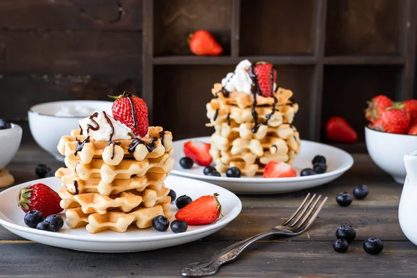 Waffles with berries and whipped cream — Stock Photo, Image