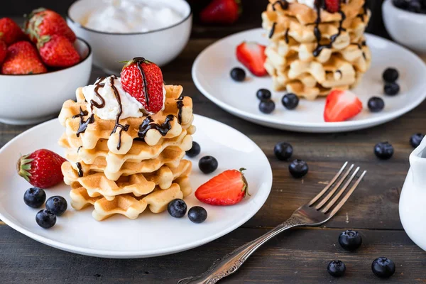 Waffles with berries and whipped cream — Stock Photo, Image