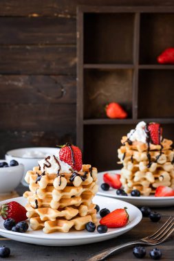 Çilek ve krem şanti ile Waffle