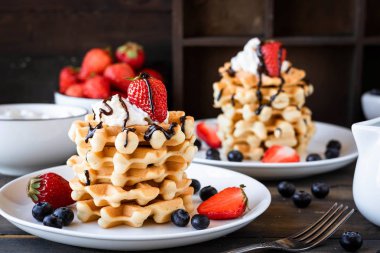 Çilek ve krem şanti ile Waffle