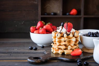 Çilek ve krem şanti ile Waffle