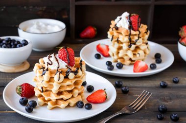 Çilek ve krem şanti ile Waffle