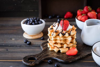 Çilek ve krem şanti ile Waffle