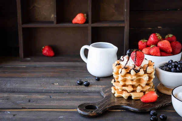 Gaufres aux baies et crème fouettée — Photo