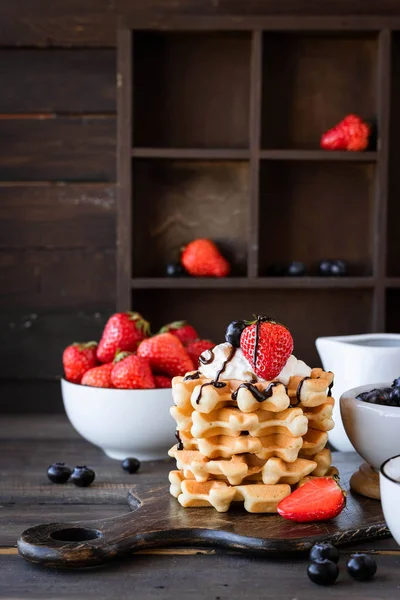 Waffles com bagas e chantilly — Fotografia de Stock