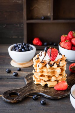 Çilek ve krem şanti ile Waffle