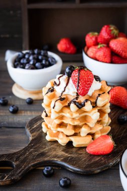 Çilek ve krem şanti ile Waffle