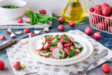 Turp, yeşil soğan ve pembe tuz ile Salata