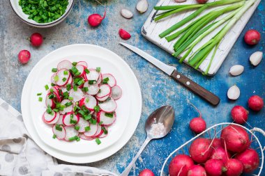 Turp, yeşil soğan ve pembe tuz ile Salata