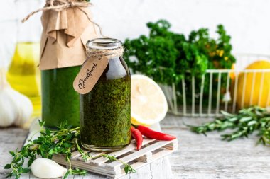Geleneksel Arjantinli maydanoz ve kişniş et sosu-chimchurri
