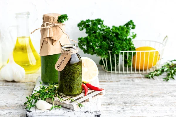 Perejil argentino tradicional y salsa de carne de cilantro - chimchurri — Foto de Stock