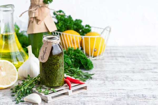 Perejil argentino tradicional y salsa de carne de cilantro - chimchurri — Foto de Stock