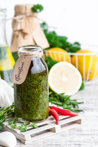 Perejil argentino tradicional y salsa de carne de cilantro - chimchurri — Foto de Stock