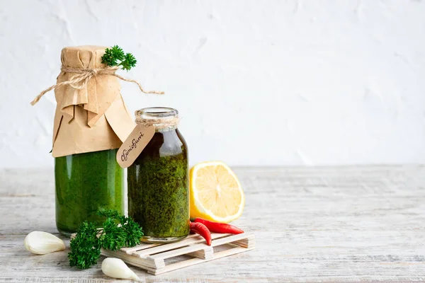 Perejil argentino tradicional y salsa de carne de cilantro - chimchurri — Foto de Stock