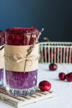 Kiraz şurubu ile buz lavanta kokteyl