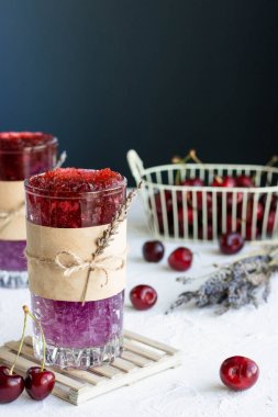 Kiraz şurubu ile buz lavanta kokteyl