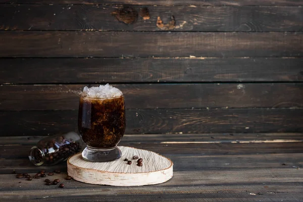 Krema ve dondurma kırıntısı ile soğuk frappuccino — Stok fotoğraf